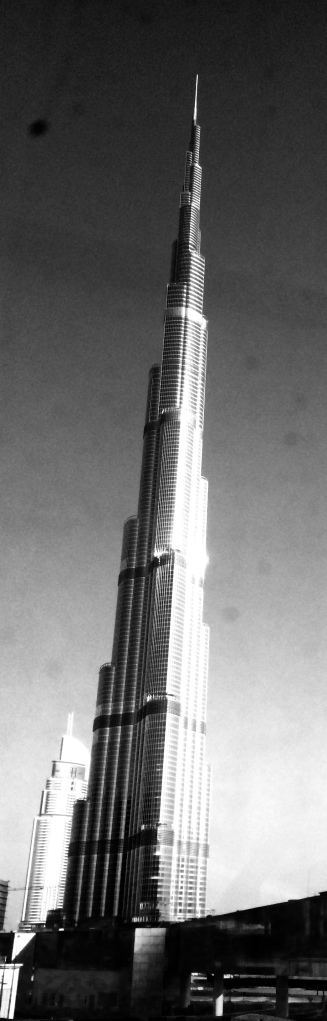 Burj Al Khalifa: El edificio mas alto del mundo por más de 300 metros de su siguiente competidor, una obra de ingeniería y demostración del Ego humano.